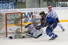 DEL - Eishockey - ERC Ingolstadt - Schwenninger Wild Wings - Petr Pohl (ERC 33) scheitert an Torwart Dustin Strahlmeier knapp