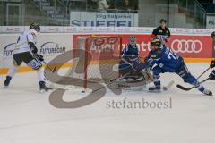 DEL - Eishockey - ERC Ingolstadt - Krefeld Pinguine - Saison 2016/2017 - Timo Pielmeier Torwart (#51 ERCI) - Brian Salcido (#22 ERCI) rettet vor  Herberts Vasiljevs (#23 Krefeld) - Foto: Meyer Jürgen