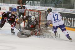 DEL - Eishockey - ERC Ingolstadt - Adler Mannheim - Saison 2016/2017 - Petr Taticek (#17 ERCI) versucht den Bauerntrick - Endras Dennis Torwart (#44 Mannheim) - Foto: Meyer Jürgen