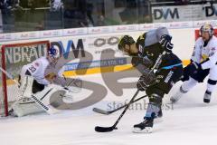 DEL - Eishockey - ERC Ingolstadt - Red Bull München - Thomas Oppenheimer (ERC 8) gefährlich vor dem Tor von Danny aus den Birken (33 RBM)