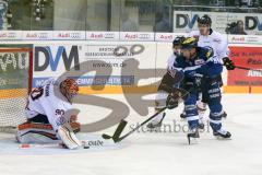 DEL - Eishockey - ERC Ingolstadt - Grizzlys Wolfsburg - Saison 2016/2017 - Thomas Greilinger (#39 ERCI) - Brückmann Felix Torwart (#90 Wolfsburg) - Foto: Meyer Jürgen
