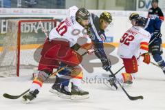 DEL - Eishockey - ERC Ingolstadt - Düsseldorfer EG - Saison 2016/2017 - Darryl Boyce (#10 ERCI)  - Henry Haase (Nr.40, Duesseldorfer EG) im Zweikampf - Foto: Meyer Jürgen