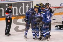 DEL - Eishockey - ERC Ingolstadt - Krefeld Pinguine - Saison 2016/2017 - Darryl Boyce (#10 ERCI)  mit dem 2:1 Führungstreffer - Patrick Galbraith Torwart (#31 Krefeld) - Tim Hambly (#41 Krefeld) - Brian Salcido (#22 ERCI) - Foto: Meyer Jürgen