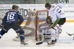 DEL - Eishockey - ERC Ingolstadt - Straubing Tigers - Saison 2016/2017 - Martin Buchwieser (#16 ERCI) mit einer Torchance - Pätzold Dimitri Torwart (#32 Straubing) - Foto: Meyer Jürgen