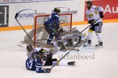 DEL - Eishockey - ERC Ingolstadt - Krefeld Pinguine - Saison 2016/2017 - Darryl Boyce (#10 ERCI)  mit dem 2:1 Führungstreffer - Patrick Galbraith Torwart (#31 Krefeld) - Tim Hambly (#41 Krefeld) - Foto: Meyer Jürgen