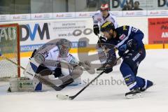 DEL - Eishockey - ERC Ingolstadt - Schwenninger Wild Wings - Petr Pohl (ERC 33) scheitert an Torwart Dustin Strahlmeier knapp