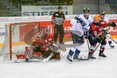 DEL - Eishockey - ERC Ingolstadt - Fischtown Pinguins - Saison 2016/2017 - Jerry Kuhn (Torwart #35 Bremerhaven) wehr den Puck mit dem Schoner ab - Jean-Francois Jacques (#44 ERCI) - Foto: Meyer Jürgen