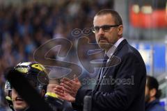 DEL - Eishockey - ERC Ingolstadt - Schwenninger Wild Wings - Cheftrainer Tommy Samuelsson (ERC) an der Bande klatscht