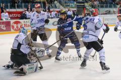 DEL - Eishockey - ERC Ingolstadt - Schwenninger Wild Wings - mitte Thomas Oppenheimer (ERC 8) umzingelt vor dem Torwart Dustin Strahlmeier