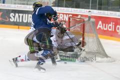 DEL - Eishockey - ERC Ingolstadt - Straubing Tigers - Saison 2016/2017 - Brandon Buck (#9 ERCI) mit einer Torchance - Pätzold Dimitri Torwart (#32 Straubing) - Foto: Meyer Jürgen