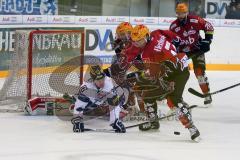 DEL - Eishockey - ERC Ingolstadt - Fischtown Pinguins - Saison 2016/2017 - Martin Buchwieser (#16 ERCI) - Jerry Kuhn (Torwart #35 Bremerhaven) - Foto: Meyer Jürgen