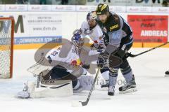 DEL - Eishockey - ERC Ingolstadt - EHC Red Bull München - Saison 2016/2017 - Jean-Francois Jacques (#44 ERCI) scheitert an Danny Aus den Birken Torwart(#33 München) -  - Foto: Meyer Jürgen