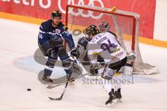 DEL - Eishockey - ERC Ingolstadt - Krefeld Pinguine - Saison 2016/2017 - Benedikt Kohl (#34 ERCI) - Lukas Koziol (#96 Krefeld) - Foto: Meyer Jürgen