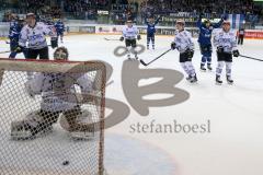 DEL - Eishockey - ERC Ingolstadt - Schwenninger Wild Wings - Saison 2016/2017 - Petr Taticek (#17 ERCI) mit dem 3:1 Führungstreffer - 35 Joseph MacDonald (Torhueter Schwenninger Wild Wings) - Foto: Meyer Jürgen