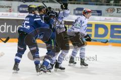 DEL - Eishockey - ERC Ingolstadt - Schwenninger Wild Wings - Saison 2016/2017 - Benedikt Schopper (#11 ERCI) Patrick Köppchen (#55 ERCI) 71 Jerome Samson (Schwenninger Wild Wings) im Zweikampf - Boxkampf - Foto: Meyer Jürgen