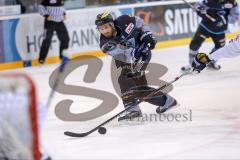 DEL - Eishockey - ERC Ingolstadt - Red Bull München - Petr Pohl (ERC 33) trifft zum Ausgleich 2:2 gegen Torwart Danny aus den Birken (33 RBM)