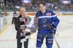 DEL - Eishockey - ERC Ingolstadt - Schwenninger Wild Wings - Saison 2016/2017 - Ehrung zum Panther des Monats November - Danny Irmen (#19 ERCI) - Hans Fischer Radio In Reporter links - Foto: Meyer Jürgen