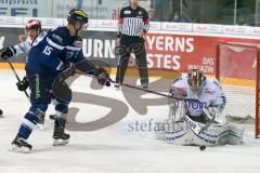 DEL - Eishockey - ERC Ingolstadt - Schwenninger Wild Wings - Saison 2016/2017 - John Laliberte (#15 ERCI) mit einer Torchance - 35 Joseph MacDonald (Torhueter Schwenninger Wild Wings) - Foto: Meyer Jürgen