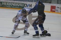 DEL - Eishockey - ERC Ingolstadt - Iserlohn Roosters - Saison 2016/2017 - Rauferei - Boxkampf zwischen Danny Irmen (#19 ERCI) - und Ross Bradley (#81 Iserlohn) - Foto: Meyer Jürgen