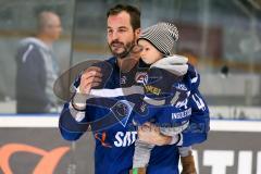DEL - Eishockey - ERC Ingolstadt - Straubing Tigers - Saison 2016/2017 - Jean-Francois Jacques (#44 ERCI) mit seinem Kind - Foto: Meyer Jürgen