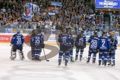 DEL - Eishockey - ERC Ingolstadt - Straubing Tigers - Saison 2016/2017 - Die Mannschaft nach dem Spiel bei den Fans - jubel - Benedikt Schopper (#11 ERCI) Eisenhut Marco (#30 ERCI) - Patrick Köppchen (#55 ERCI) - David Elsner (#61 ERCI) - Thomas Greilinge