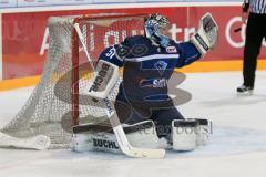 DEL - Eishockey - ERC Ingolstadt - Schwenninger Wild Wings - Saison 2016/2017 - Timo Pielmeier Torwart (#51 ERCI) fängt den Puck sicher - Foto: Meyer Jürgen