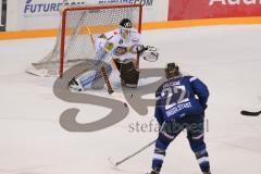 DEL - Eishockey - ERC Ingolstadt - Krefeld Pinguine - Saison 2016/2017 - Patrick Galbraith Torwart (#31 Krefeld) - Brian Salcido (#22 ERCI) - Foto: Meyer Jürgen