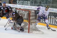 DEL - Eishockey - ERC Ingolstadt - Adler Mannheim - Saison 2016/2017 - Petr Taticek (#17 ERCI) versucht den Bauerntrick - Endras Dennis Torwart (#44 Mannheim) - Foto: Meyer Jürgen