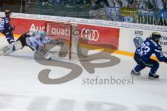 DEL - Eishockey - ERC Ingolstadt - Schwenninger Wild Wings - Saison 2016/2017 - Petr Pohl (#33 ERCI) schiesst das erste Tor in der Saison - 1:0 Führung - jubel - 34 Dustin Strahlmeier (Torhueter Schwenninger Wild Wings) - Foto: Meyer Jürgen