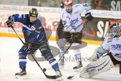 DEL - Eishockey - ERC Ingolstadt - Schwenninger Wild Wings - Saison 2016/2017 - 35 Joseph MacDonald (Torhueter Schwenninger Wild Wings) - Martin Buchwieser (#16 ERCI) - Foto: Meyer Jürgen