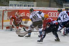 DEL - Eishockey - ERC Ingolstadt - Fischtown Pinguins - Saison 2016/2017 - Darryl Boyce (#10 ERCI)  mit einer Torchance - Jerry Kuhn (Torwart #35 Bremerhaven) - Brian Salcido (#22 ERCI) - Foto: Meyer Jürgen