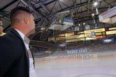 DEL - Eishockey - ERC Ingolstadt - Schwenninger Wild Wings - Verabschiedung von Ex-Panther Jakub Ficenec, bekommt sein Trikot in die Halle. Bedankt sich bei den Fans. Trikot Nr. 38 wird hoch gezogen