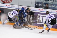 DEL - Eishockey - ERC Ingolstadt - Krefeld Pinguine - Saison 2016/2017 - Petr Taticek (#17 ERCI) - Christian Kretschmann (#5 Krefeld) - Mike Mieszkowski (#72 Krefeld) - Foto: Meyer Jürgen