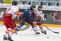 DEL - Eishockey - ERC Ingolstadt - Düsseldorfer EG - Saison 2016/2017 - Thomas Oppenheimer (#8 ERCI) - Stephan Daschner (Nr.3, Duesseldorfer EG) - Foto: Meyer Jürgen