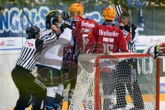 DEL - Eishockey - ERC Ingolstadt - Fischtown Pinguins - Saison 2016/2017 - Meinungsverschiedemheiten zwischen Petr Pohl (#33 ERCI) und Atte Pentikäinen (#82 Bremerhaven) - Foto: Meyer Jürgen