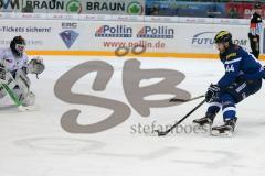 DEL - Eishockey - ERC Ingolstadt - Straubing Tigers - Saison 2016/2017 - Jean-Francois Jacques (#44 ERCI) - Pätzold Dimitri Torwart (#32 Straubing) - Foto: Meyer Jürgen