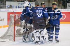 DEL - Eishockey - ERC Ingolstadt - Eisbären Berlin - Saison 2016/2017 - Eisenhut Marco (#30 ERCI) mit Timo Pielmeier Torwart (#51 ERCI) beim Abklatschen - Foto: Meyer Jürgen