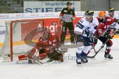 DEL - Eishockey - ERC Ingolstadt - Fischtown Pinguins - Saison 2016/2017 - Jerry Kuhn (Torwart #35 Bremerhaven) wehr den Puck mit dem Schoner ab - Jean-Francois Jacques (#44 ERCI) - Foto: Meyer Jürgen