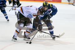 DEL - Eishockey - ERC Ingolstadt - Grizzlys Wolfsburg - Saison 2016/2017 - Dehner Jeremy (#2 Wolfsburg) - Benedikt Kohl (#34 ERCI) - Foto: Meyer Jürgen