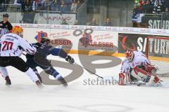 DEL - Eishockey - ERC Ingolstadt - Fischtown Pinguins - Saison 2016/2017 - John Laliberte (#15 ERCI) Jerry Kuhn (Torwart #35 Bremerhaven) - Foto: Meyer Jürgen