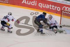 DEL - Eishockey - ERC Ingolstadt - Eisbären Berlin - Saison 2016/2017 - Brandon Buck (#9 ERCI) mit der Chance zum 1:1 Ausgleichstreffer - Petri Vehanen (Torwart #31 Berlin) - Marvin Cüpper (Torwart #39 Berlin) - Foto: Meyer Jürgen