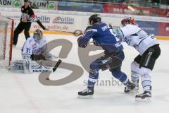 DEL - Eishockey - ERC Ingolstadt - Schwenninger Wild Wings - Saison 2016/2017 - Thomas Oppenheimer (#8 ERCI) - 35 Joseph MacDonald (Torhueter Schwenninger Wild Wings) - Foto: Meyer Jürgen