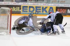 DEL - Eishockey - ERC Ingolstadt - Schwenninger Wild Wings - Saison 2016/2017 - Petr Taticek (#17 ERCI) - 35 Joseph MacDonald (Torhueter Schwenninger Wild Wings) - Foto: Meyer Jürgen