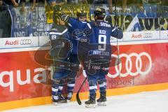 DEL - Eishockey - ERC Ingolstadt - Straubing Tigers - Saison 2016/2017 - Danny Irmen (#19 ERCI) gratuliert #e8 zum 1:1 Ausgleichstreffer - Jubel - Brandon Buck (#9 ERCI) - Foto: Meyer Jürgen