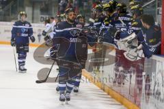 DEL - Eishockey - ERC Ingolstadt - Krefeld Pinguine - Saison 2016/2017 - Die Mannschaft beim abklatschen nach dem 1:1 Ausgleichstreffer von Thomas Greilinger (#39 ERCI) - Thomas Oppenheimer (#8 ERCI) - Jubel - Foto: Meyer Jürgen