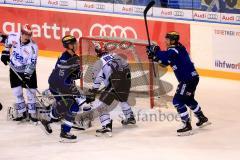 DEL - Eishockey - ERC Ingolstadt - Schwenninger Wild Wings - Saison 2016/2017 - John Laliberte (#15 ERC) mit dem Tor zum 5:5 kurz vor Schluss - Brandon Buck (#9 ERC) - Joey MacDonald Torwart (#35 Schwenningen) Andre Hult (#12 Schwenningen) schauen zu - Fo