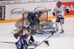 DEL - Eishockey - ERC Ingolstadt - Krefeld Pinguine - Saison 2016/2017 - Darryl Boyce (#10 ERCI)  mit dem 2:1 Führungstreffer - Patrick Galbraith Torwart (#31 Krefeld) - Tim Hambly (#41 Krefeld) - Brian Salcido (#22 ERCI) - Foto: Meyer Jürgen