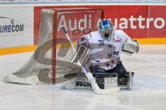 DEL - Eishockey - ERC Ingolstadt - Adler Mannheim - Saison 2016/2017 - Eisenhut Marco (#30 ERCI) bekommt den Puck an den Helm - Foto: Meyer Jürgen