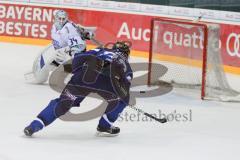 DEL - Eishockey - ERC Ingolstadt - Schwenninger Wild Wings - Saison 2016/2017 - Petr Pohl (#33 ERCI) schiesst das erste Tor in der Saison - 1:0 Führung - jubel - 34 Dustin Strahlmeier (Torhueter Schwenninger Wild Wings) - Foto: Meyer Jürgen