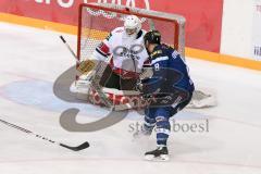 DEL - Eishockey - ERC Ingolstadt - Kölner Haie - Saison 2016/2017 - Thomas Oppenheimer (#8 ERCI) - Gustaf Wesslau Torwart (#29 Köln) - Foto: Meyer Jürgen